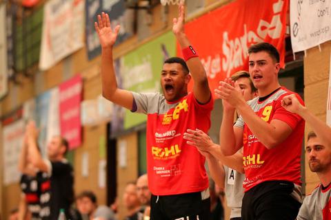 Gleich ordentlich Grund zum Jubel gibt es bei Philippe Oyono Essam, Tristan Schnepp und Co. von der HSG Wettenberg. Zum Landesliga-Debüt gelingt dem Absteiger ein deutlicher 34:22-Auswärtssieg bei der HSG EppLa. Foto: Florian Gümbel 