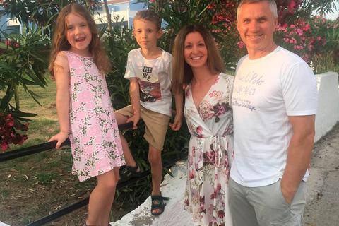 Eine glückliche Familie: Arvydas Kestawitz mit seiner Frau Pia und den beiden Kindern beim Urlaub in Griechenland im vergangenen Jahr. Foto: Kestawitz 