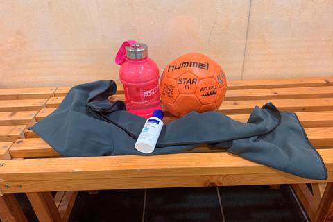 Das neue "Must-Have" der Handballer, das seit Corana in die Sporttasche gehört: Handtuch, Trinkflasche und Desinfektionsmittel für die Hände - alles von zu Hause mitgebracht und nur von einer Person genutzt. Foto: Lena Wagner 