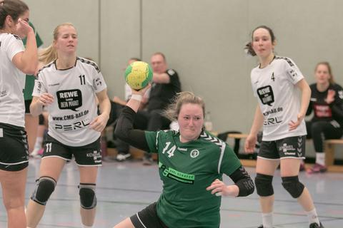Laureen Czech (am Ball) und ihre Mitspielerinnen von der HSG Dutenhofen/Münchholzhausen II treffen auch in der Bezirksoberliga auf Spielerinnen von der HSG Linden. Denn beide Teams sind aufgestiegen.