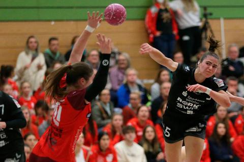 Vor einer stattlichen Kulisse in der Lindener Stadthalle müssen sich Franziska Dietz und ihre Mitstreiterinnen von der HSG Kleenheim-Langgöns im Oberliga-Topspiel mit 24:28 der TSG Leihgestern geschlagen geben. © Steffen Bär