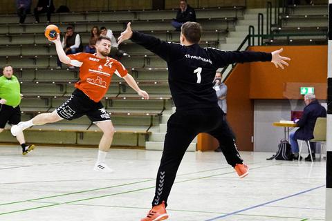 Jannik Andermann und Co. von der HSG Linden waren beim TSV Greidel lange auf dem Weg zu Zählbarem, unterliegen dann aber doch mit 22:23. Foto: PeB 