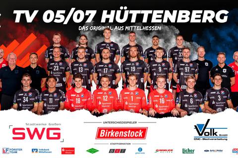 Der TV Hüttenberg geht mit diesem Team in die Saison 2022/2023: hintere Reihe v.l.: Moritz Zörb, Hendrik Schreiber, Patrick Jockel, Phillip Opitz, Joel Ribeiro und Johannes Klein; mittlere Reihe v.l.: Anna-Louisa Klein (Physio), Dominik Conrad (Physio), Peter Nagel (Rehatrainer), Jonas Meissner (Athletiktrainer), Jannik Hofmann, Ian Weber, Vit Reichl, Timm Schneider, Niklas Theiß, David Kuntscher, Stefan Kneer (Co-Trainer), Johannes Wohlrab (Trainer), Michael Gally (Betreuer) und Thomas Rudolph (Betreuer); vorne v.l.: Paul Kompenhans, Ryuga Fujita, Finn Rüspeler, Dominik Plaue, Leonard Grazioli, Simon Böhne, Tristan Kirschner und Philipp Schwarz. Foto: TV Hüttenberg 