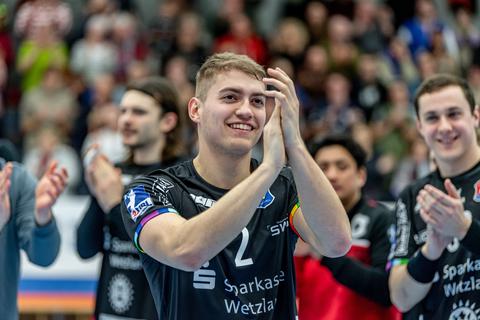 Kommt bei seiner Zweitliga-Premiere aus dem Staunen nicht mehr heraus: Linksaußen Konrad Stankewitz.