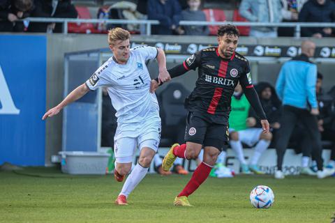 Das Spiel des SV Wehen Wiesbaden gegen Waldhof Mannheim, hier SVWW-Spieler Kianz Froese (rechts) und Mannheims Fridolin Wagner, könnte für die restliche Saison richtungsweisend sein.