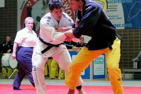 Nils Fassmann (JC Rüsselsheim, rechts) unterlag dem Abensberger Falk Petersilka in der Klasse bis 100 kg. Foto: André Dziemballa