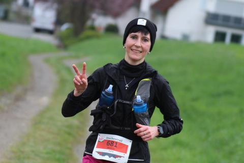 Zum überlegenen Frauen-Erfolg stürmt Jasmin König (LT Roßbachtal) auf der 35-Kilometer-Strecke des 1. Wetzlarer Drachen-Trail-Runs.