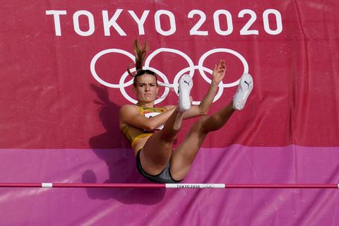 Beim Hochsprung im Olympiastadion in Tokio überwindet Siebenkämpferin Vanessa Grimm (Königsteiner LV) 1,77 Meter und stellt die eigene Bestleistung ein. Foto: Morry Gash/dpa 