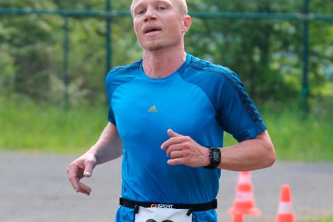 Christoph Kahn (Tuspo Hörbach) erkämpfte sich im Feld der 300 Triathleten in Maibach den fünften Rang im Gesamt-Klassement und Silber in der M40.  Foto: Helmut Serowy 
