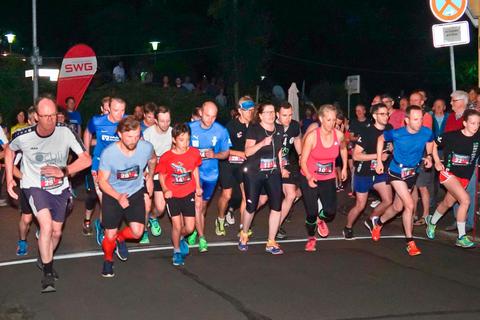 Start zu später Stunde: Erst kurz vor Mitternacht gehen die Läuferinnen und Läufer in Heuchelheim ins Rennen. Foto: PeB 