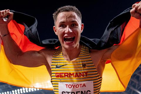 "Ein mentaler Sieg": Felix Streng feiert in Tokio die Goldmedaille über die 100 Meter.  Foto: dpa 
