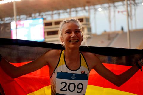 Ein Bild, das in die Geschichte eingeht: Sophia Volkmer holt bei den Europäischen Olympischen Jugendspielen 2019 in  Baku Gold über 800 Meter und zeigt sich anschließend voller Freude mit der deutschen Fahne.  Foto: Mark Schwesig   