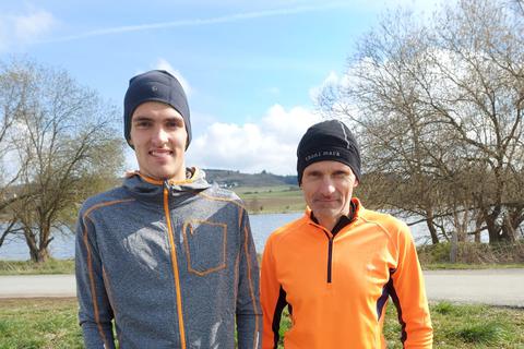 Nico Debus (Team Naunheim, l.) holte sich bei der 32. Winterlauf-Serie der LG Dornburg den Siegerpokal über fünf Kilometer, Vater Oliver Debus (LG Dill) ist über zehn Kilometer in der M50 erfolgreich