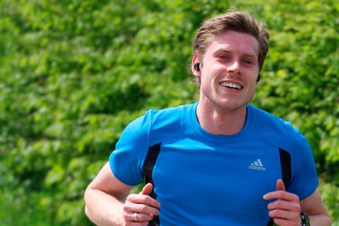 Hat allen Grund zur Freude: Jannik Janson vom Team Naunheim bleibt beim Marathon in Braunschweig erstmals unter der Drei-Stunden-Grenze. Foto: Helmut Serowy 