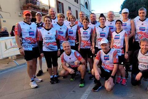 Mit einer großen Truppe starten die Läufer des Team Naunheim über Halbmarathon und 13 Kilometer durch die Weinberge der Toskana.  Foto: Team Naunheim 