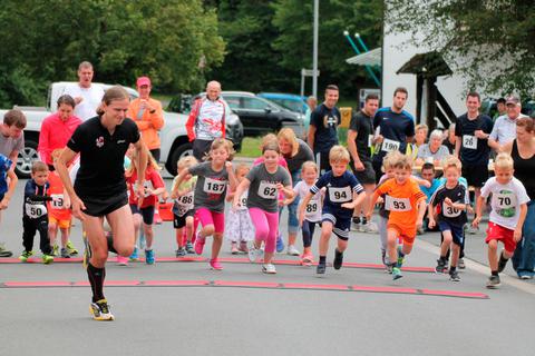 Bei der "Lauf-Challenge für Kids" stehen nicht schnelle Zeiten und Siege im Fokus sondern die Freude an der Bewegung - wie hier beim Dorflauf in Kraftsolms. Foto: Helmut Serowy 