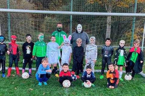 Fußball-Training mal anders: Beim FC Werdorf holen die Kinder Halloween auf dem Platz nach. © FC Werdorf