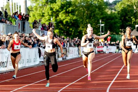 Zieleinlauf über 100 Meter: Lisa Mayer (2.v.r.) vom Sprintteam Wetzlar setzt sich bei ihrem Heimmeeting „Fast Arms, Fast Legs“ knapp vor Teamkollegin Rebekka Haase (2.v.l.) durch.