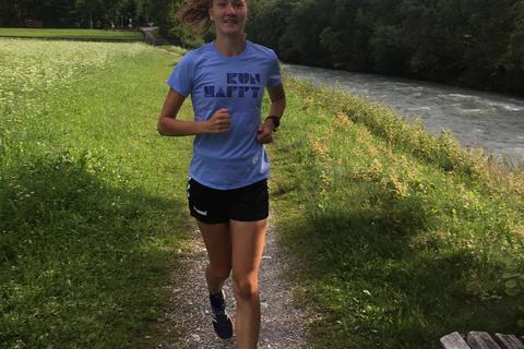 Ob im Urlaub in den Bergen, zu Hause in Wald und Flur oder im Stadion auf der Tartanbahn, Lena Ritzel folgt stets ihrem sportlichen Motto „run happy“. Foto: Ritzel