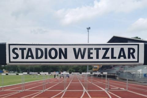 Die Hürden stehen parat, die Läufer werden folgen – an den Regionsmeisterschaften im Wetzlarer Stadion sollen flotte Zeiten auf die Bahn gebrannt werden. 