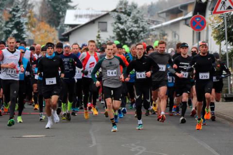 Xor der Harbig-Halle starten die Läufer zur Auftakt-Veranstaltung der 42. Alten-Busecker Winterlauf-Serie über 10 Kilometer. © Helmut Serowy