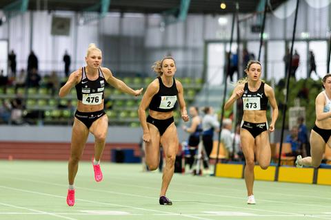 In Sindelfingen schnell unterwegs: Lisa Mayer (l.) vomn Sprintteam Wetzlar gewinnt die 60 Meter, ihre Teamkollegin Antonia Dellert (r.) schafft es auch in den Endlauf.
