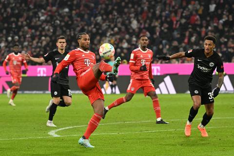 Serge Gnabry (am Ball, hier gegen Eintracht Frankfurt) spielt seit der WM außer Form, der FC Bayern München schwächelt 2023.