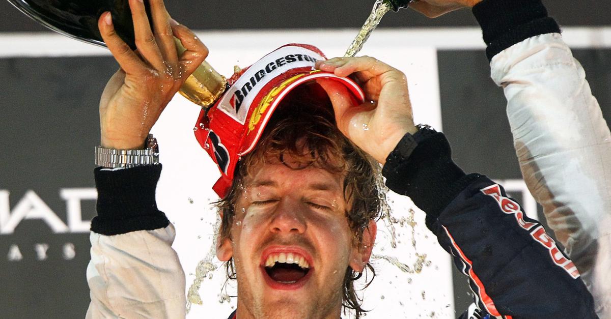 Mit-Blick-auf-WM-Troph-e-Verstappen-reicht-den-Druck-weiter