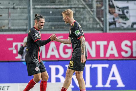 Gemeinsam die jüngsten Rückschläge wegstecken: Der SV Wehen Wiesbaden um Sascha Mockenhaupt (links) und Bjarke Jacobsen ist zurück in der Verfolgerrolle – und im kommenden Heimspiel gegen Waldhof Mannheim unter Zugzwang.