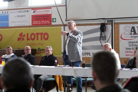 Steht den Mitgliedern Rede und Antwort zum abrupten Bundesliga-Aus der Nackenheimer Ringer: SVA-Chef Michael Ruthard (Mitte).