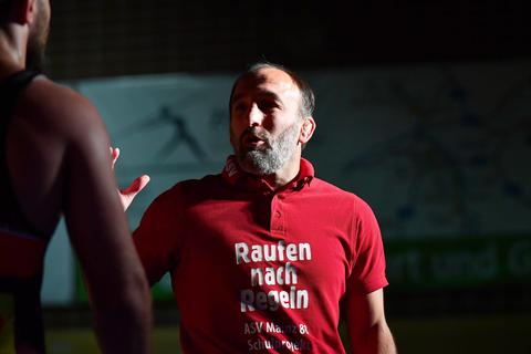 Auf der Anreise erhielt Trainer David Bichinashvili die Info über die Absage des Bundesliga-Kampfes.  Archivfoto: hbz/Kristina Schäfer