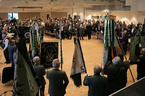 Zu Beginn der Delegiertenversammlung in der Wetzlarer Stadthalle marschierten die Fahnenträger aus den 27 Schützenbezirken ein. Foto: Sven Jessen