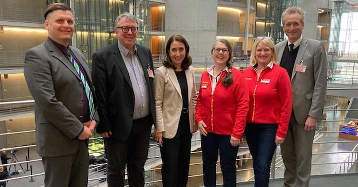 schwimmausbildung-trainer-des-tv-wetzlar-wirbt-im-bundestag