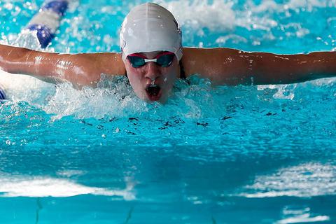 Schwimmt dem Sieg über 50 Meter Schmetterling entgegen: Liana Köhlinger in Aktion.  Foto: TV Wetzlar 