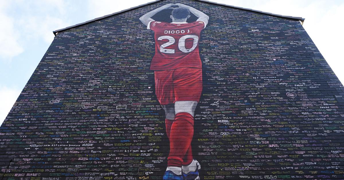 Diogo-Jotas-S-hne-als-Einlaufkinder-beim-Liverpool-Spiel