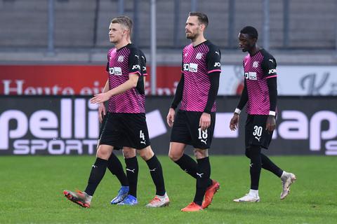 Osnabrücks Aaron Opoku (r.) verlässt nach rassistischen Beleidigungen von den Zuschauerrängen mit Teamkollegen das Stadion in Duisburg.  Foto: Revierfoto/dpa 