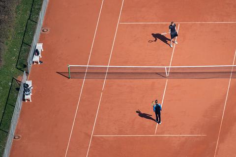 Seit Freitag darf in Hessen mit bestimmten Auflagen auch wieder Tennis gespielt werden. Foto: dpa