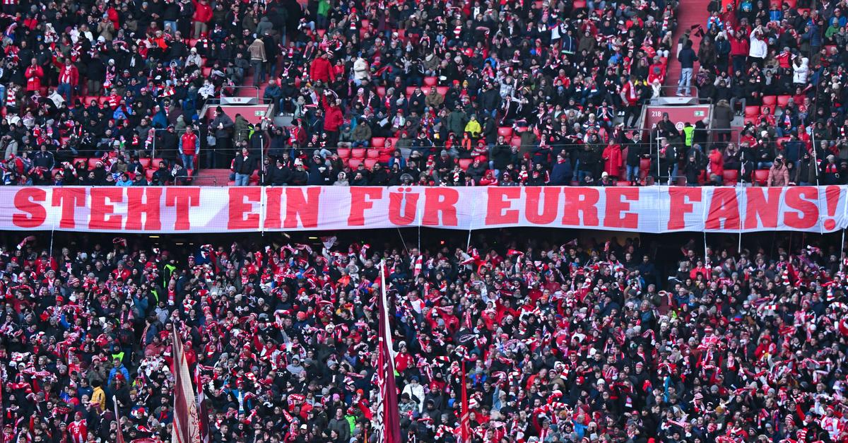 Proteste-Plakate-Pyro-Feurige-Debatte-um-die-Fan-Kultur