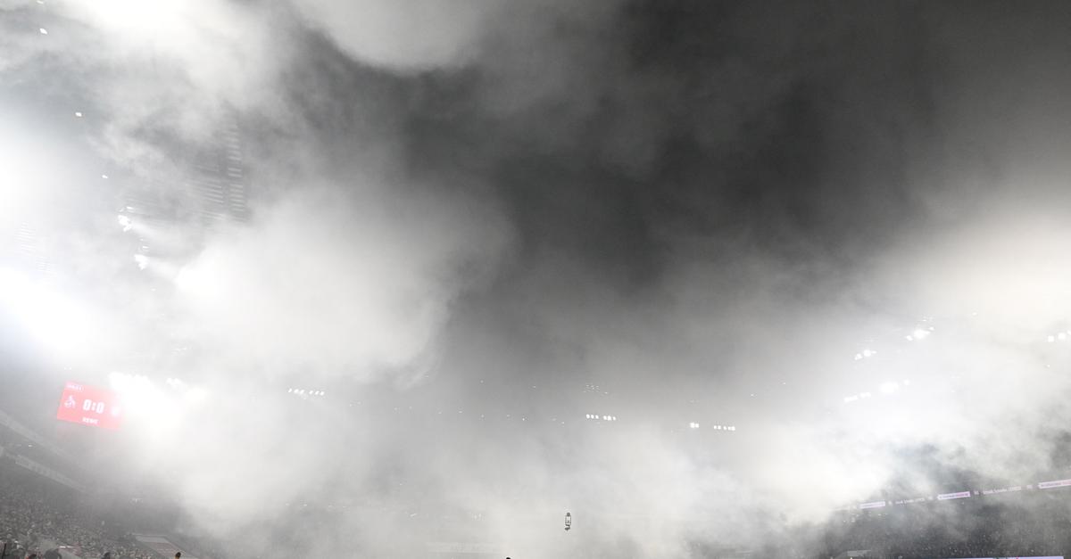 Zu-viel-Pyro-K-ln-Bayern-f-r-zehn-Minuten-unterbrochen