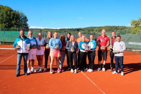 Stolz präsentieren die Teilnehmer am Beilsteiner Doppel-Turnier die Basaltpokale.  Foto: Rolf Schäfer 