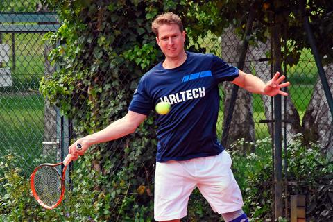 Daniel Jung feiert mit den Herren 40 des TC Bad Homburg in Pfungstadt den ersten Saisonsieg in der Hessenliga. Foto: jf 