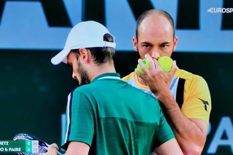 Tim Pütz (rechts), hier bei den French Open mit Ex-Doppel-Partner Hugo Nys, blickt voraus auf die Teilnahme am Turnier in Wimbledon und anschließend an den Olympischen Spielen in Japan.  Screenshot: Ortmann (Quelle: Eurosport) 