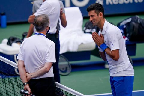 Nach seinem Ausraster: Tennis-Star Novak Djokovic (r.) im Gespräch mit US-Open-Oberschiedsrichter Sören Friemel. Foto: dpa 