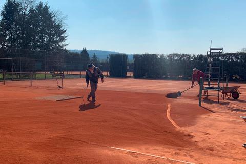 So langsam können sich die Vereine und Platzwarte rüsten: Möglicherweise kann schon ab 4. Mai wieder draußen Tennis gespielt werden. Foto: Lena Wagner 
