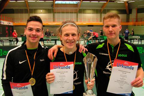 Spannend machte es der TTC Merkenbach V mit (v. l.) Julian Schäfer, Kevin Ortseifen und Felix Müller bei seinem Sieg in der 2. Kreisklasse.  Foto: Rolf Schäfer 