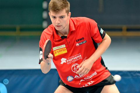 Der Rumäne Rares Sipos (TTC OE Bad Homburg) feiert mit einem glatten 3:0 gegen Fuldas Fan Bo Meng seinen ersten Sieg in der 1. Bundesliga. Foto: jf 