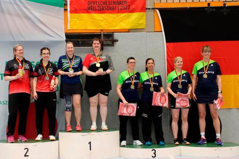 Tina Acker (auf der obersten Stufe des Siegerpodests rechts) holte sich zusammen mit Nikola Jäckel (links) den Meistertitel im Doppel der Damen 45. Günter Münnemann