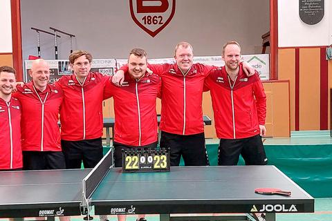 Biedenkopf II steigt in die Bezirksklasse auf. Meistermacher sind Dominik Weimann (v.l.), Patrick Bandemer, Benedict Michel, Christopher Simmer, Kenny Meyer und Daniel Bierau. TV Biedenkopf