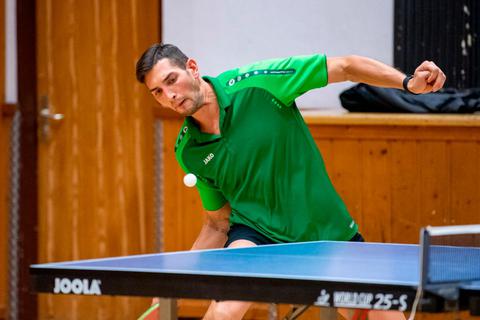 Jakob Tollerian gewinnt für die SG Oberbiel beim Überraschungssieg gegen Frohnhausen beide Einzel und sein Doppel. Foto: Jenniver Röczey 
