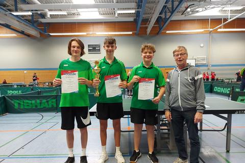 Sie holen den größten Erfolg in der Tischtennis-Vereinsgeschichte der SG Oberbiel: (v.l.) Fabian Pahlich, Nils Lambeck, Marlon Merchel mit Betreuer Heinz Lambeck.